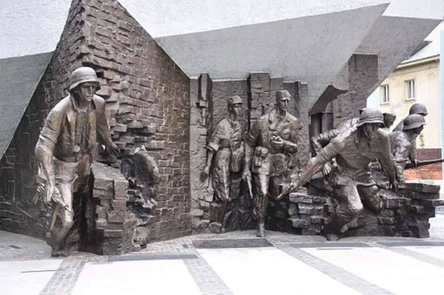 W hołdzie powstańcom warszawskim