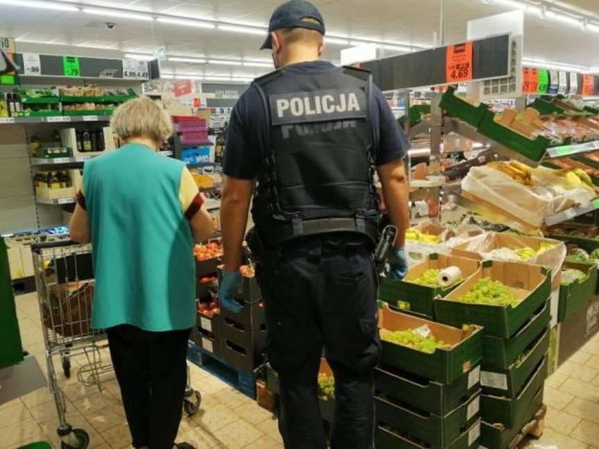 Policja z Sanepidem kontrolują sklepy. Za brak maseczki grozi do 500 złotych mandatu