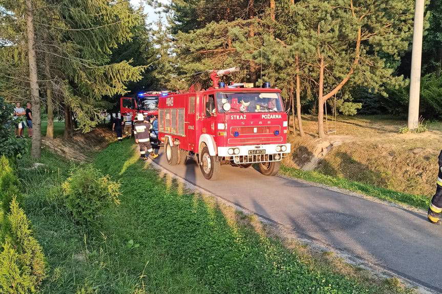 Wypadek w Jabłonicy. Dwóch mężczyzn w szpitalu