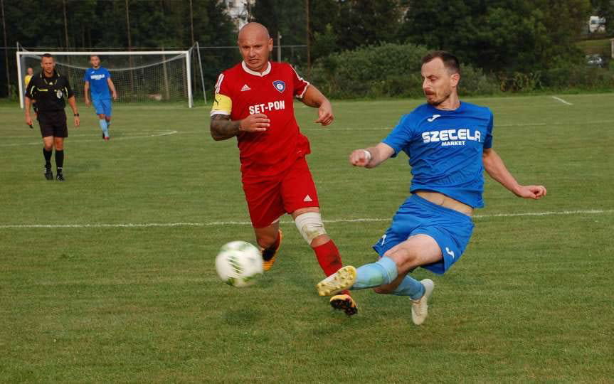 Piłka nożna. V liga krośnieńska. Tempo Nienaszów zwycięskie w derbach powiatu. Ozdobą meczu piękny gol Mateusza Kucińskiego