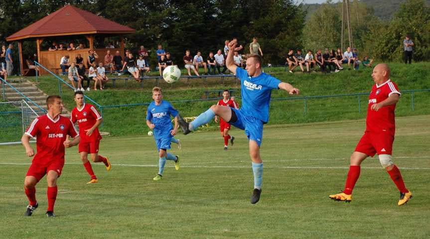 Piłka nożna. V liga krośnieńska. Tempo Nienaszów zwycięskie w derbach powiatu. Ozdobą meczu piękny gol Mateusza Kucińskiego