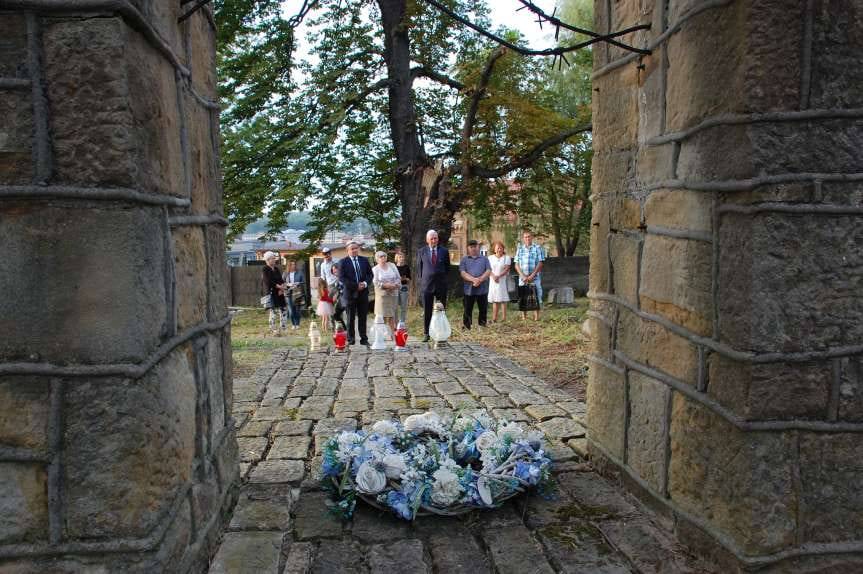 Pamięć o społeczności żydowskiej Jasła. Kadisz, znicze i kwiaty na kirkucie