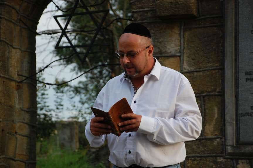 Pamięć o społeczności żydowskiej Jasła. Kadisz, znicze i kwiaty na kirkucie