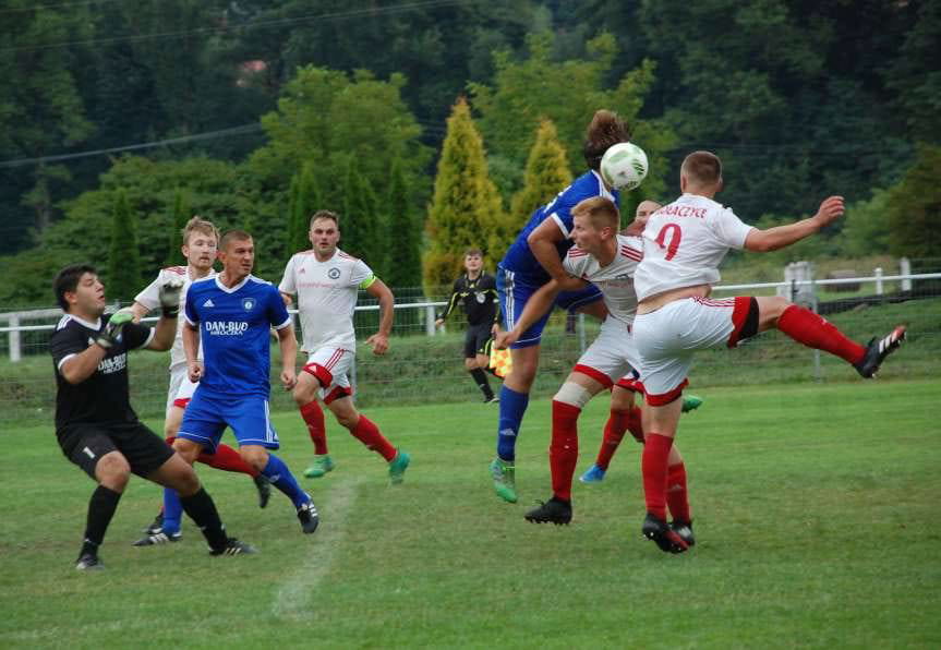 Piłka nożna. V liga krośnieńska. Derbowy dreszczowiec w Kołaczycach. Hat-trick Marcina Walczyka.