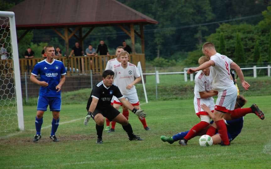 Piłka nożna. V liga krośnieńska. Derbowy dreszczowiec w Kołaczycach. Hat-trick Marcina Walczyka.