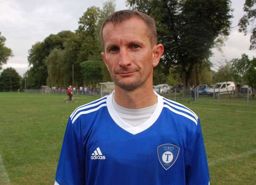 Piłka nożna. V liga krośnieńska. Derbowy dreszczowiec w Kołaczycach. Hat-trick Marcina Walczyka.