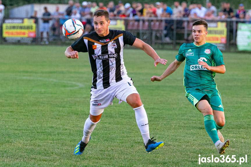 Piłka nożna. IV liga podkarpacka. Pewne zwycięstwo Czarnych Jasło w Targowiskach