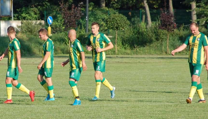 Piłka nożna. V liga krośnieńska. Derby powiatu w Nienaszowie. Ostoja w Chorkówce, a Skołyszyn w Brzozowie.