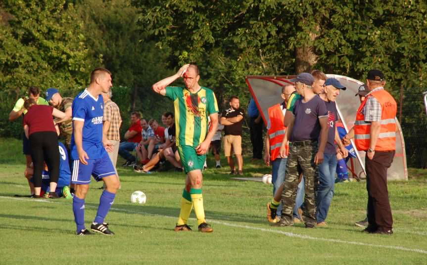 Piłka nożna. V liga krośnieńska. Derby powiatu dla Tempa po brzydkim meczu rozbitych głów. Wiktor Cyran jak za dawnych lat...