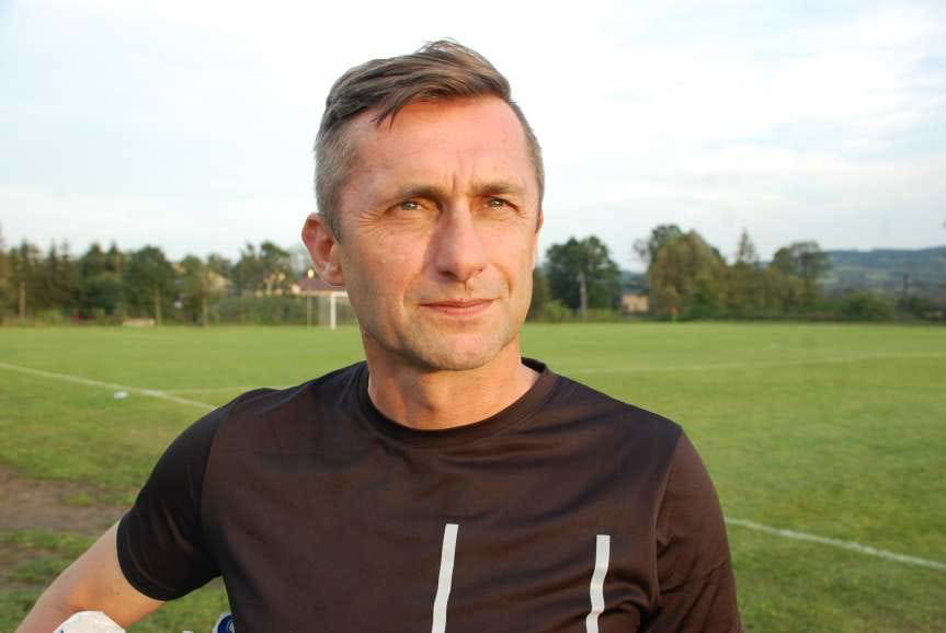 Piłka nożna. V liga krośnieńska. Derby powiatu dla Tempa po brzydkim meczu rozbitych głów. Wiktor Cyran jak za dawnych lat...