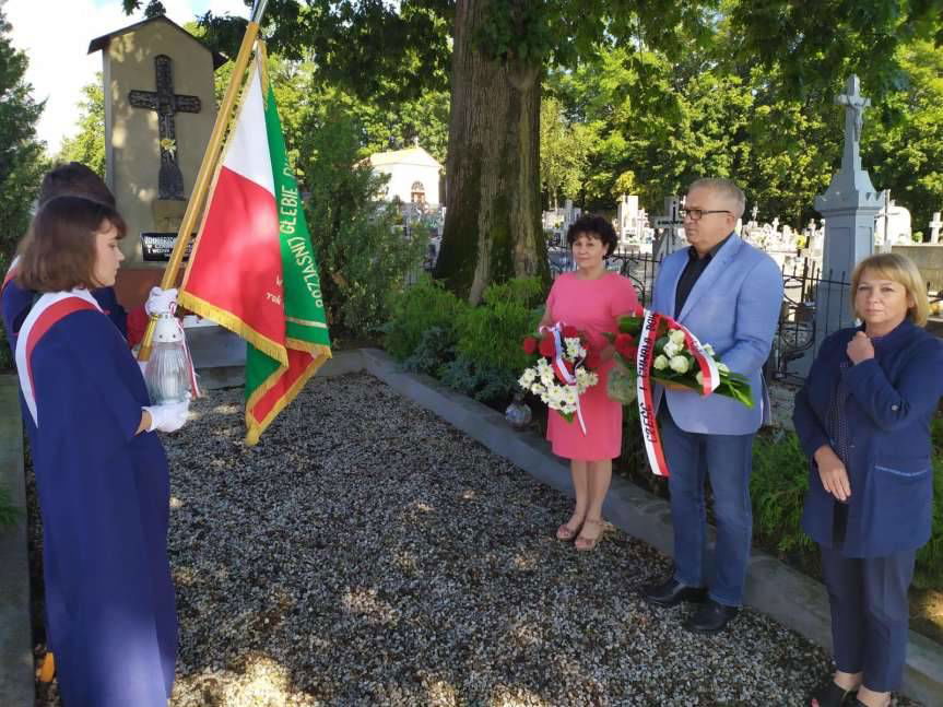 Trzcinica. Kwiaty na grobie bohatera