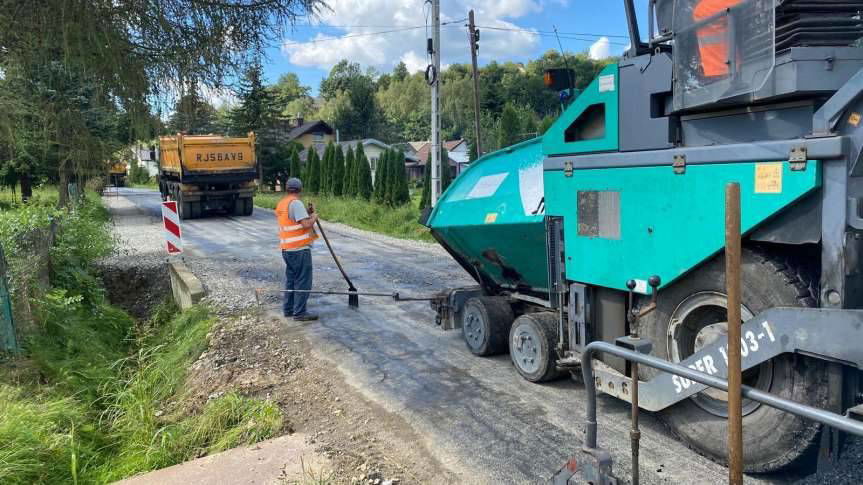 Trzcinica. Remont drogi gminnej