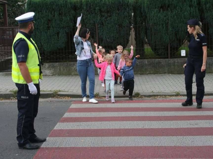 Powiat jasielski. Bezpieczna droga do szkoły. Edukacyjne spacery z policją