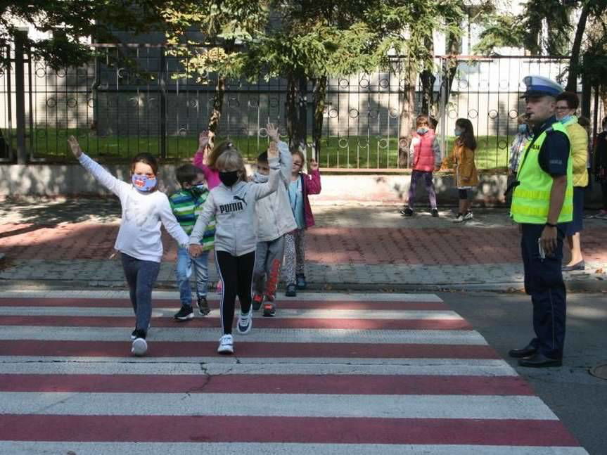 Powiat jasielski. Bezpieczna droga do szkoły. Edukacyjne spacery z policją