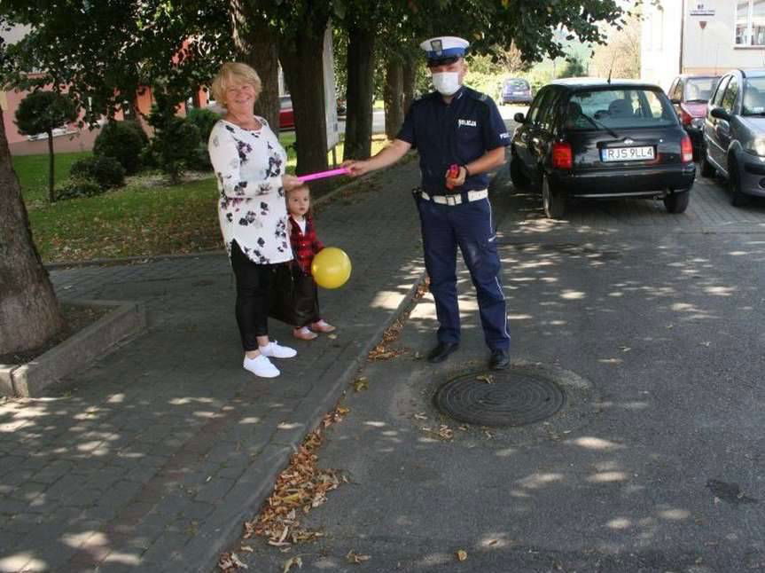 Powiat jasielski. Policjanci rozdawali odblaski