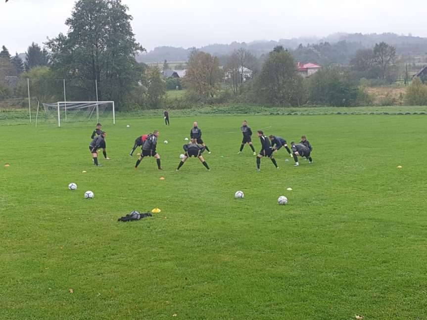 Piłka nożna. Puchar Polski. Pięć goli Czarnych Jasło w Łękach Dukielskich