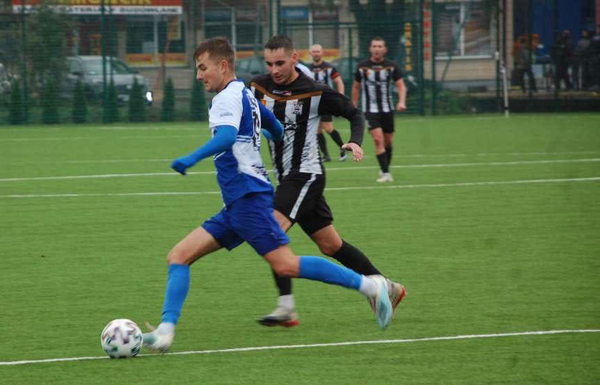 Piłka nożna. IV liga podkarpacka. Po ośmiu tygodniach, z asystentem, na sztucznej murawie - zwycięstwo Czarnych