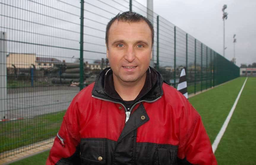 Piłka nożna. IV liga podkarpacka. Po ośmiu tygodniach, z asystentem, na sztucznej murawie - zwycięstwo Czarnych