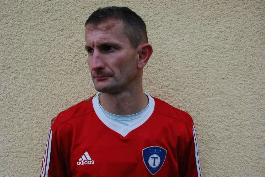 Piłka nożna. V liga krośnieńska. Zwycięska passa Tempa. Udany debiut trenera Ostoi. Problemy kadrowe Skołyszyna