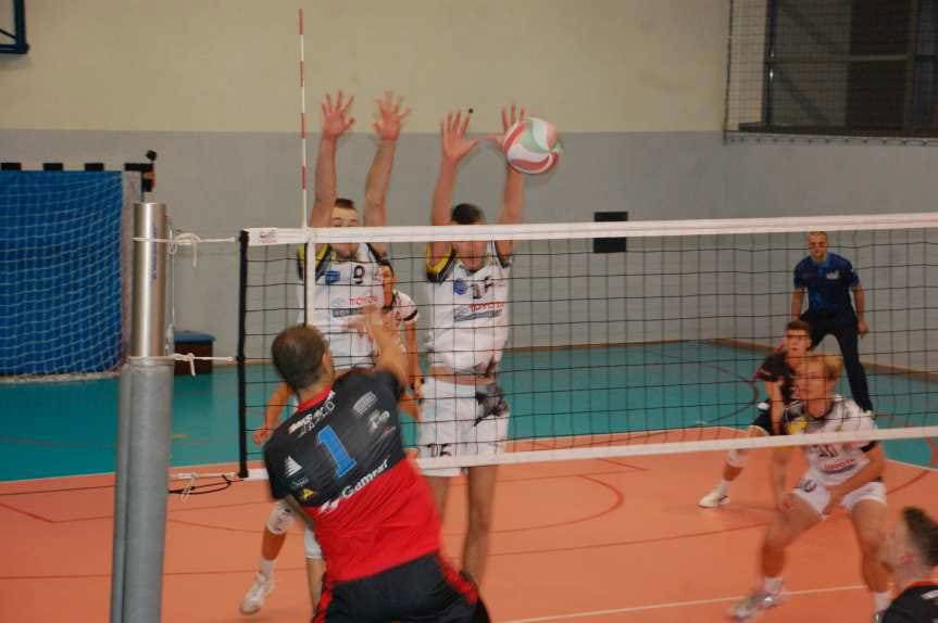 Siatkówka. II liga mężczyzn. Trzeci mecz - trzecie zwycięstwo MKS MOSiR Jasło