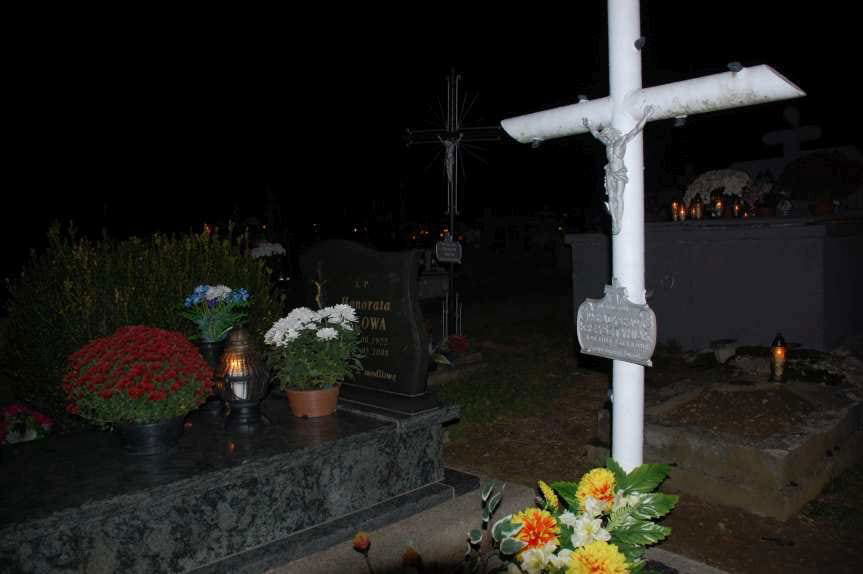 Zamknięte cmentarze. Ludzie masowo ruszyli na groby bliskich