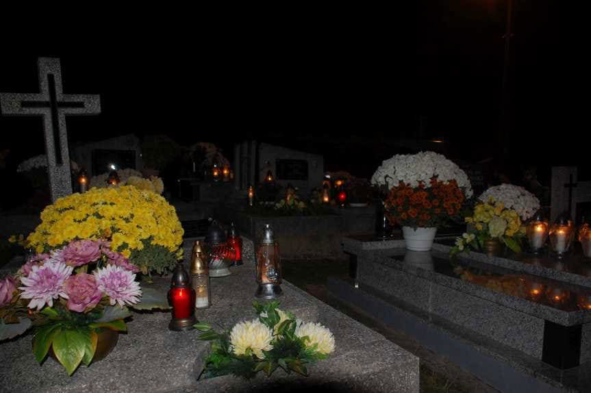 Zamknięte cmentarze. Ludzie masowo ruszyli na groby bliskich