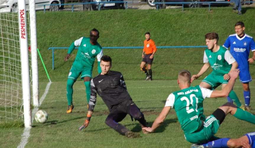 Piłka nożna. V liga krośnieńska. Twierdza w Nienaszowie zdobyta przez lidera. Remisy Skołyszyna i Ostoi. Porażka Czeluśnicy