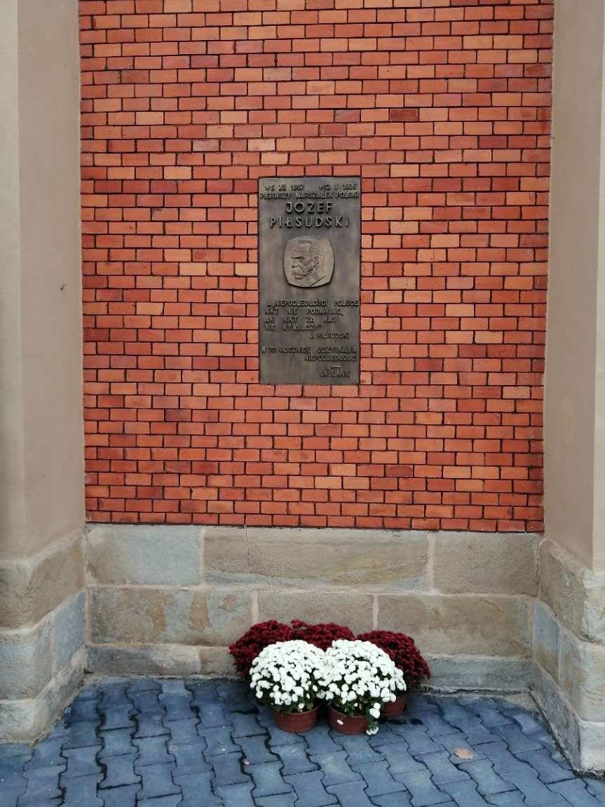 Powiat Jasielski kupił chryzantemy. Zostały rozmieszczone w miejscach pamięci narodowej