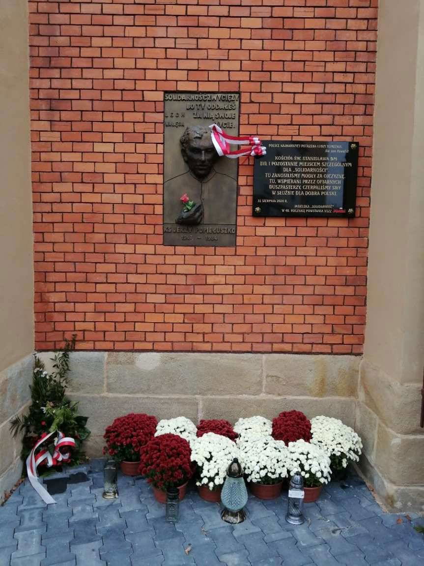 Powiat Jasielski kupił chryzantemy. Zostały rozmieszczone w miejscach pamięci narodowej