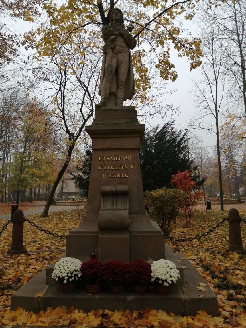 Powiat Jasielski kupił chryzantemy. Zostały rozmieszczone w miejscach pamięci narodowej