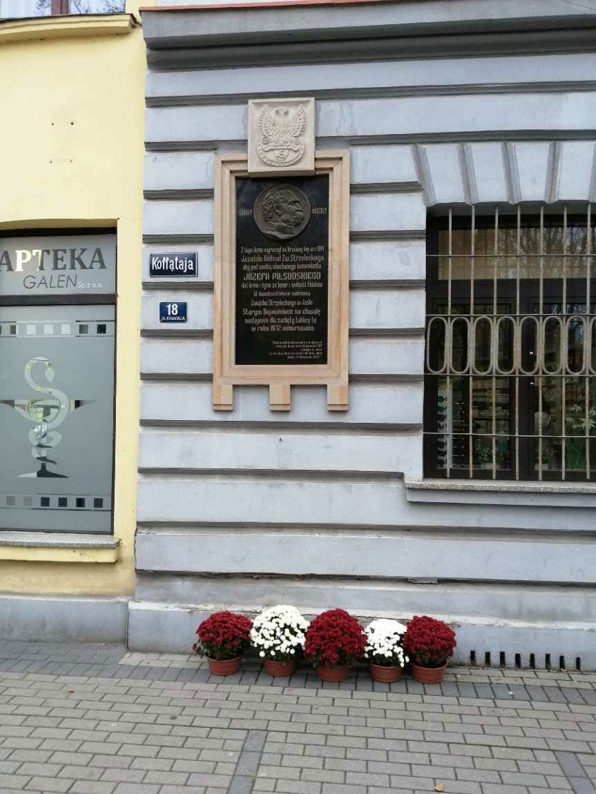 Powiat Jasielski kupił chryzantemy. Zostały rozmieszczone w miejscach pamięci narodowej