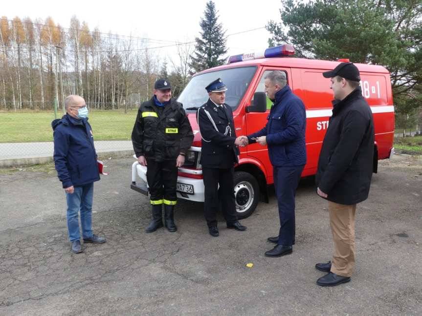 Z Pustej Woli do Łask. Przekazanie samochodu strażackiego
