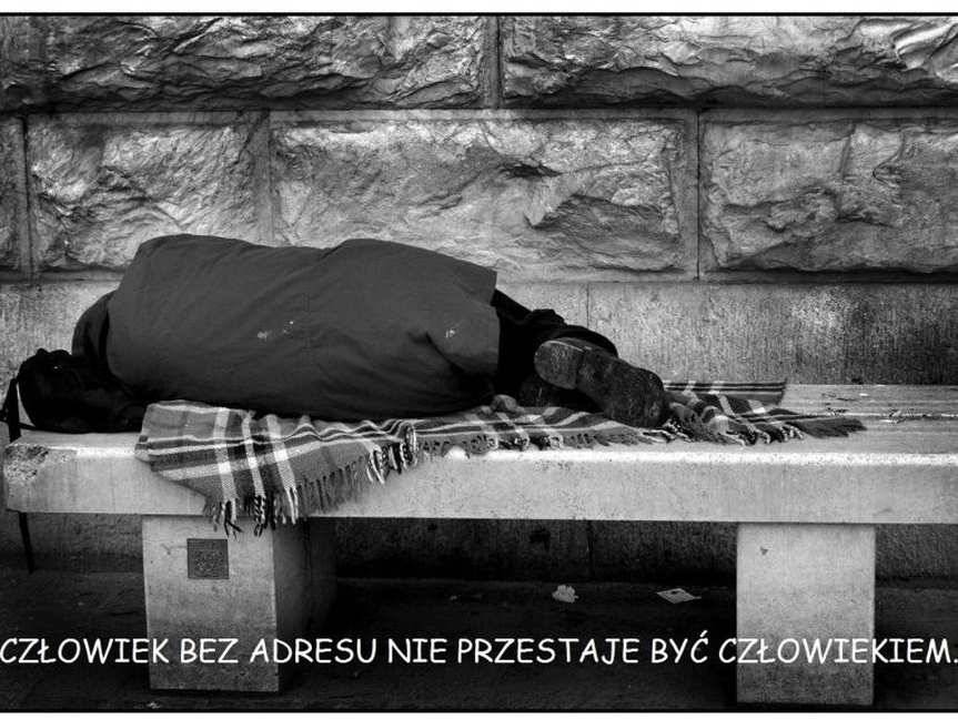Apel jasielskiej policji: pamiętajmy o bezdomnych - nie przechodźmy obok nich obojętnie