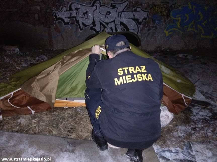 Miejsca koczowania bezdomnych pod okiem Straży Miejskiej w Jaśle