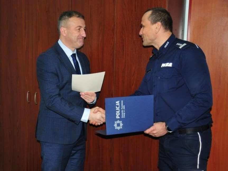 Policjanci w Skołyszynie mają nowy radiowóz. Komendant powiatowy policji dziękuje wójtowi za dofinansowanie zakupu samochodu