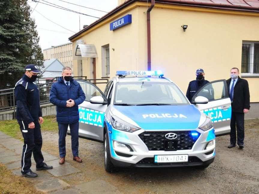 Policjanci w Skołyszynie mają nowy radiowóz. Komendant powiatowy policji dziękuje wójtowi za dofinansowanie zakupu samochodu