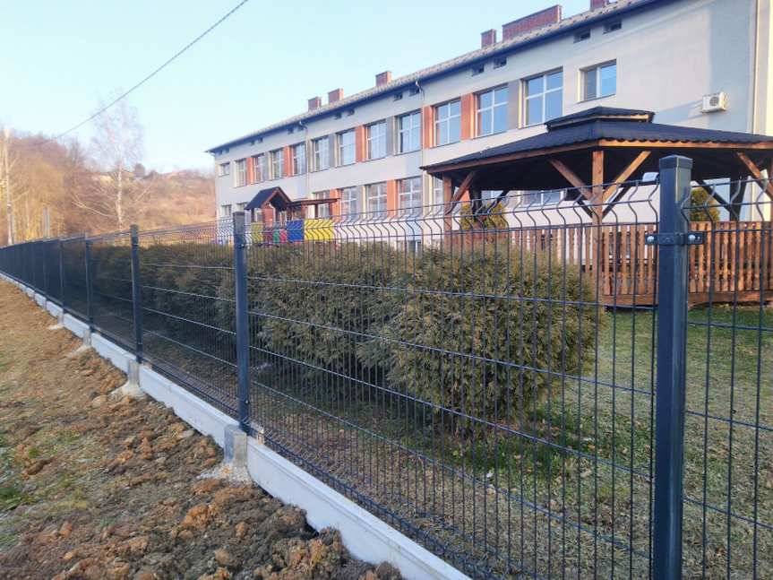 Bączal Dolny. Nowe ogrodzenie przy szkole