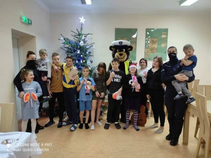 Policyjny miś w Domu Dziecka w Kołaczycach