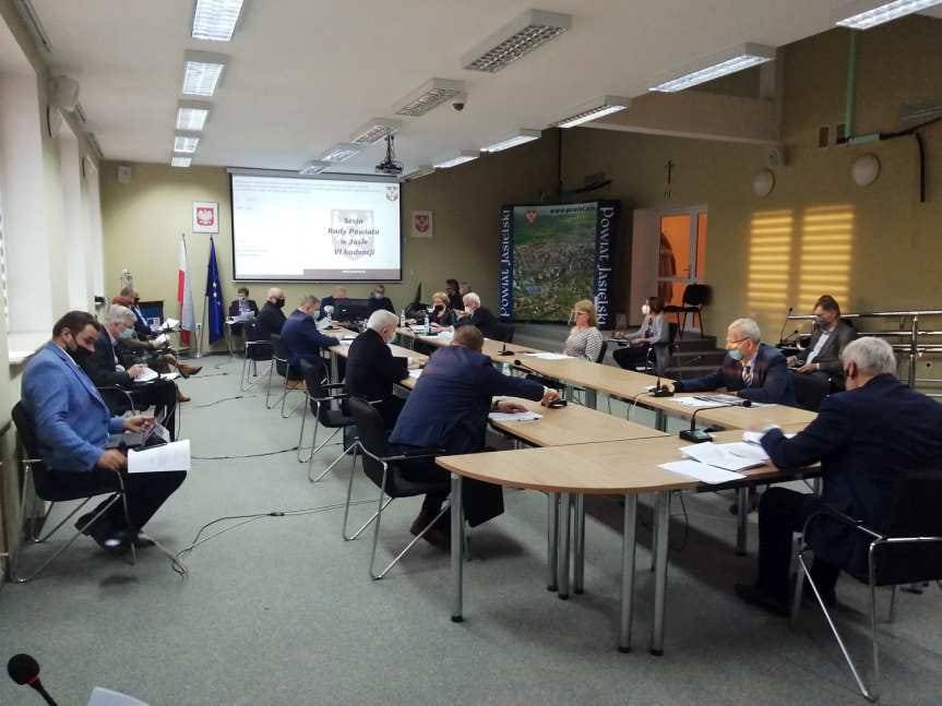 Robert Snoch nadal przewodniczącym Rady Powiatu w Jaśle. Opozycja, która wnioskowała o jego odwołanie, nie głosowała