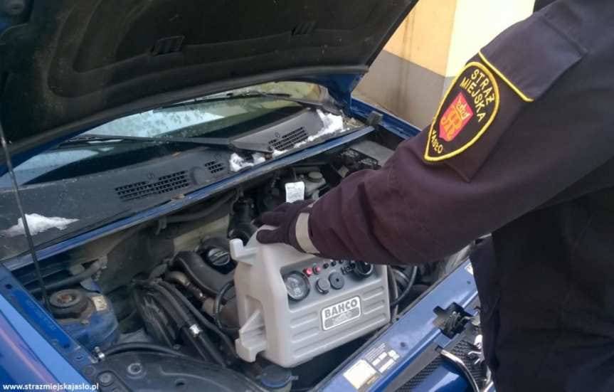 Strażnicy miejscy w Jaśle pomagali uruchamiać samochody
