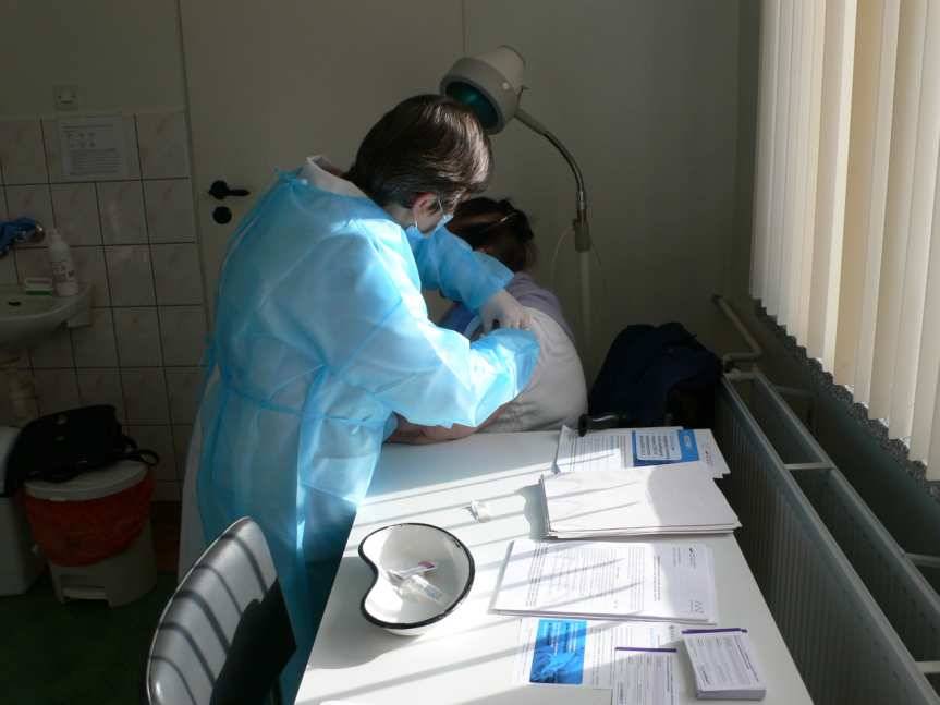 Gmina Krempna. Szczepienie przeciw covid. Strażacy z OSP dowożą seniorów