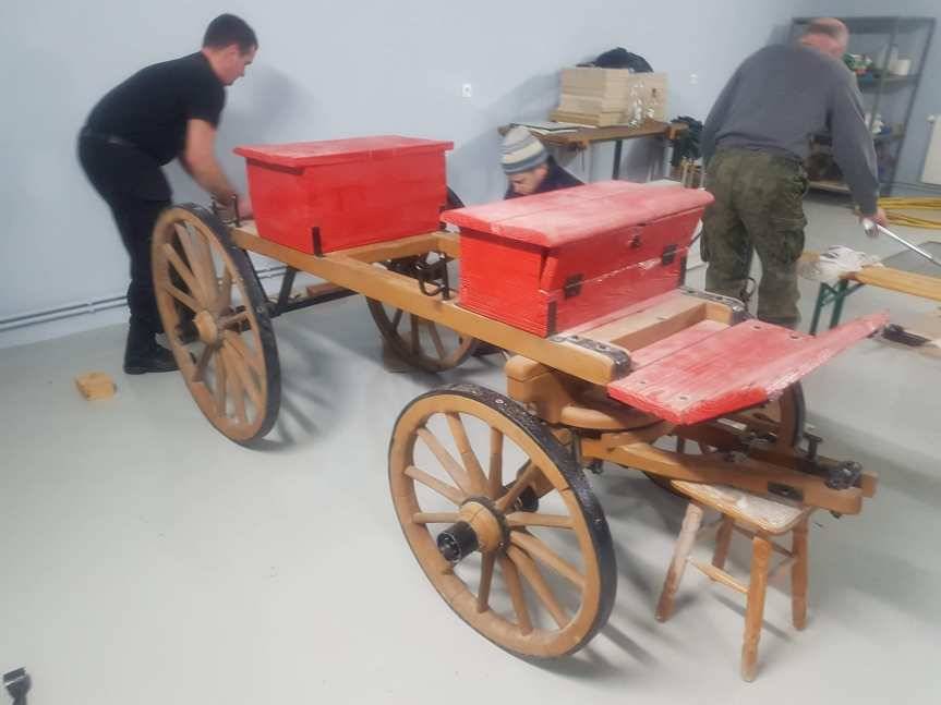 Druhowie z OSP w Dębowcu wyremontowali XIX-wieczną sikawkę