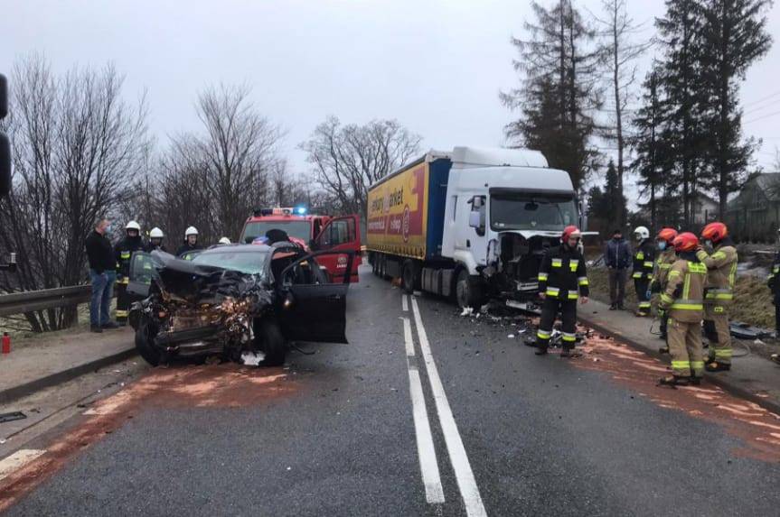 Nowy Żmigród. Zderzenie osobówki z ciężarówką
