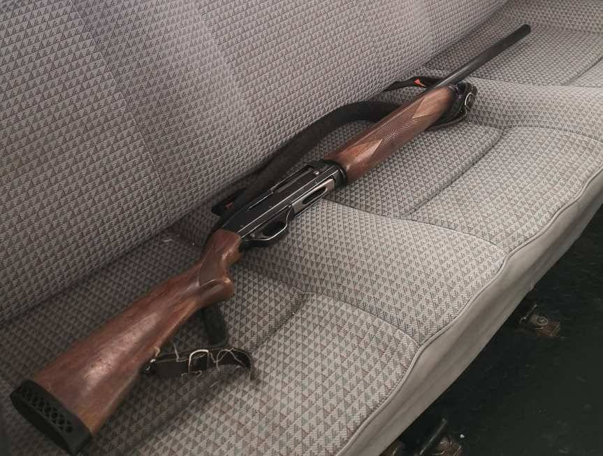 Roztargniona Ukrainka z strzelbą myśliwską