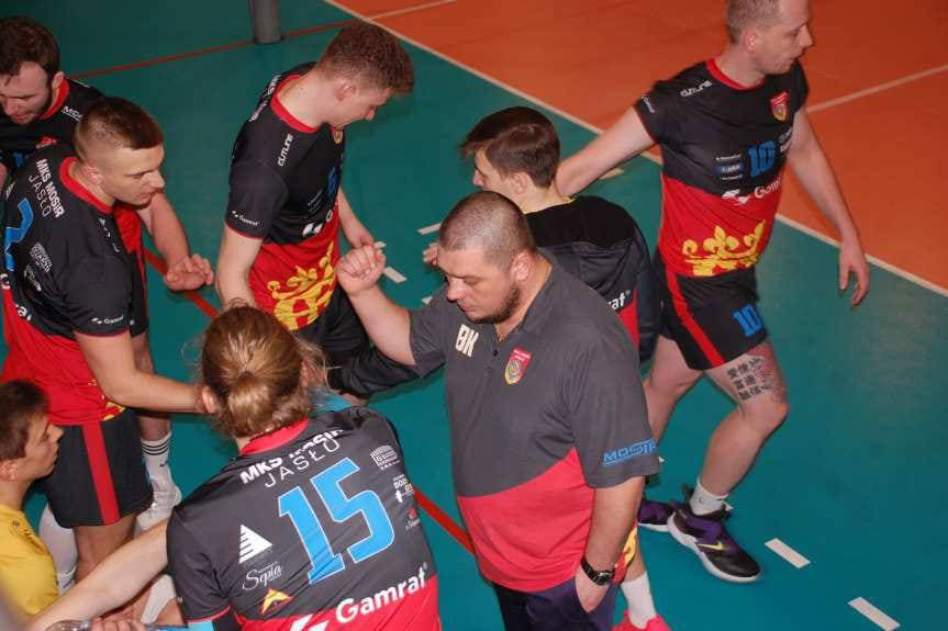 Siatkówka. II liga mężczyzn. Efektowne zwycięstwo MKS MOSiR Jasło na koniec pierwszej części sezonu. Teraz derbowe play-offy z Karpatami Krosno