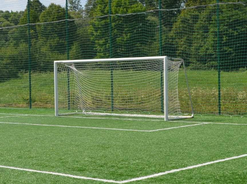 Boiska wielofunkcyjne przy szkołach w Osobnicy i Szebniach