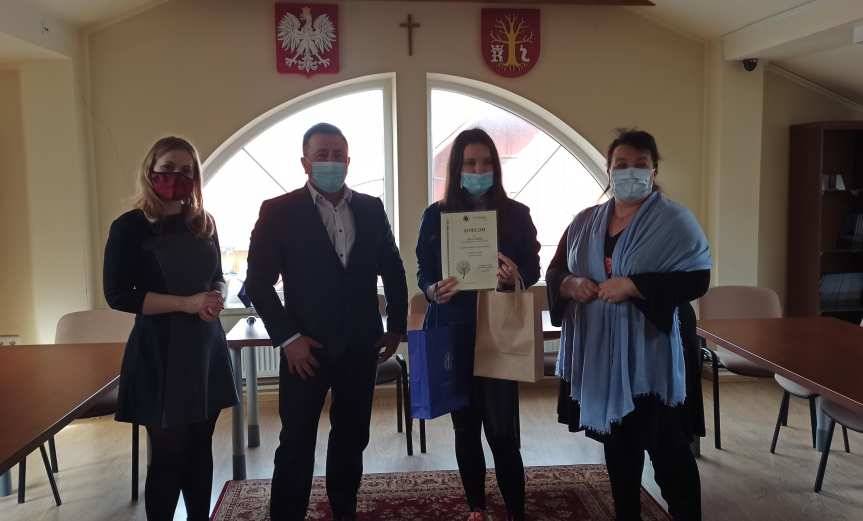 Uczennica SP w Zawadce Osieckiej laureatką konkursu "Co drzewo widziało"