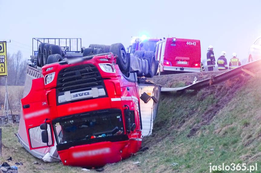 Jasło. Ciężarówka wypadła z drogi [AKTUALIZACJA]