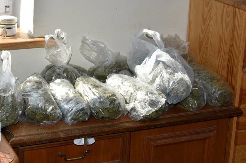 Jechał po narkotykach. Wpadł przez pasy