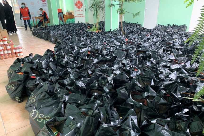 Paczki od Caritas na święta dla najbardziej potrzebujących